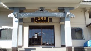 お寺の集まる一角、近代的な雰囲気あるお寺で～す。