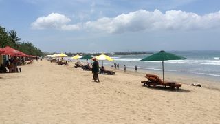 賑やかなビーチ