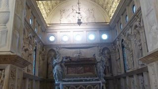 彫刻が見事な教会