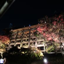 下からみても圧巻の舞台です。