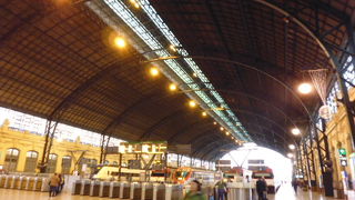 重厚な駅舎です