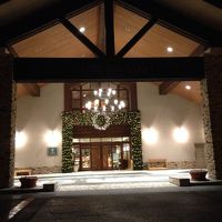 正面玄関（夜）