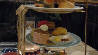 バラの香り漂うエレガントカフェ 