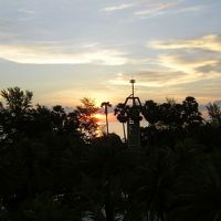 滞在した部屋から見る、カロンビーチに沈む夕日