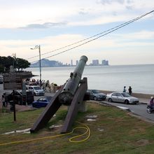 要塞からの海の眺め。大砲が海を狙っています。