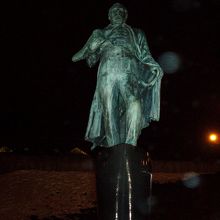 見上げるほど大きいペリー像！