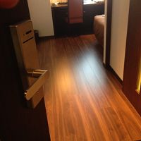 フローリングの客室内