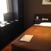 ベッド＆デスク回り。奥はクローゼット