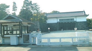 車に乗って入りたし。