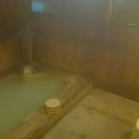 宝の湯。シャワー2つ。脱衣所の洗面台1つ。