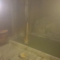 邯鄲の湯。脱衣所に洗面台がないので注意。夜は混浴。