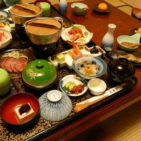 部屋食の夕飯。一度に出るのは 気楽で良い。