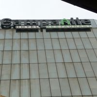 同じ建物にスーパーがあります。マクドも。