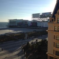 ボードウォークと海が少し見えます