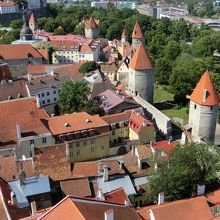 旧市街地を取り囲む城壁や尖がりオレンジ屋根の可愛い塔も！