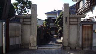 谷中七福神の寿老人、近代日本画の狩野芳崖の墓がありま～す。