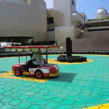 天気の良い日は屋外展示場にあるソーラーカーにも乗れますよ♪