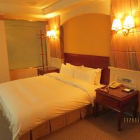 落ち着きのある照明とベッド