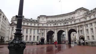 旧海軍省が南側にあります。