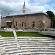 すぐ後ろにはイスラム寺院