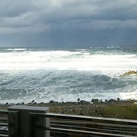 部屋からの眺め。行った日は海は大荒れでした。