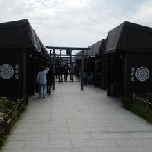 神社と出店です