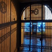 ホステル玄関内側から表通りをみる 