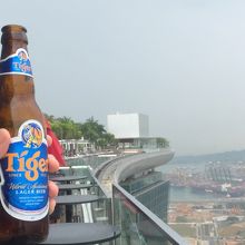 Marina Bay Sandsの最上階でタイガービール