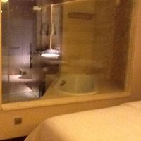 ベッド側からバスルームを見ると