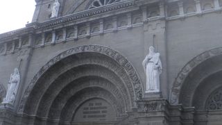 重厚な石造りの建物