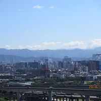 松山空港に向かう飛行機と台北101。少しズーム。