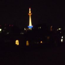 夜空に白く浮かび上がる京都タワー