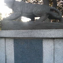 虎のような彫刻が目印です。