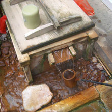 大友屋旅館さんの前の足湯処では飲泉もできます。