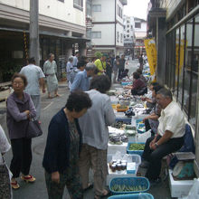 肘折温泉の風物詩、名物朝市