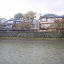 浅野川河畔主計町茶屋街の街並み