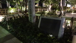 植え込みの中にあります