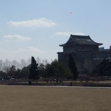 遠目に見ると日本のお城のようで、ひと際目立ちます。