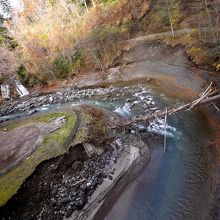 左下が橋がえぐられた跡