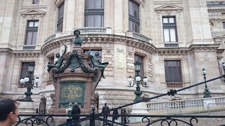 大理石の階段や広間も素晴らしい