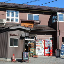 舟乗り場からすぐ、庚申塚の前にある駄菓子店