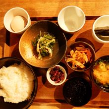 薩摩赤玉のたまごかけご飯、京水菜のさっと煮とコーヒーです。