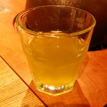 お水の代わりにい伊右衛門のお茶です。