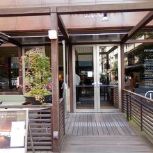 入口です。おしゃれな感じがＧＯＯＤです。