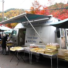 ワゴン車内で、パンを焼いておられます
