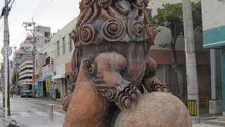 牧志駅前にあるのは壺屋うふシーサーではありません