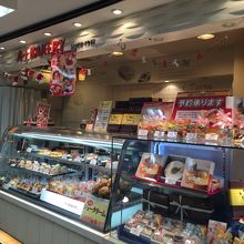 こちらはsweetsの店舗。向いにパンの店舗があります。