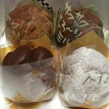 シュークリームは色々種類があります。@130〜220円