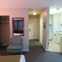 正面が部屋のドア、右がキッチン