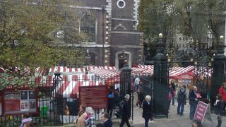 教会前ではマーケットが開かれ、賑わっていました！